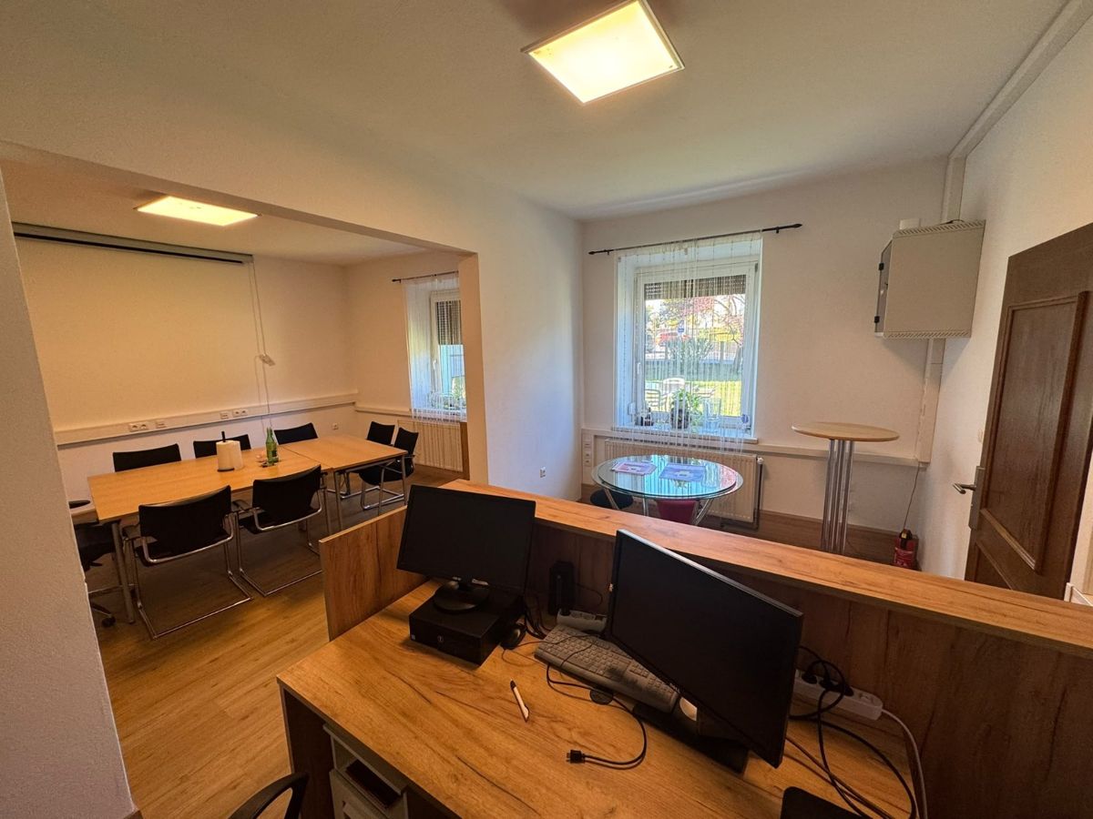 Büro mit Schreibtisch und Bildschirm