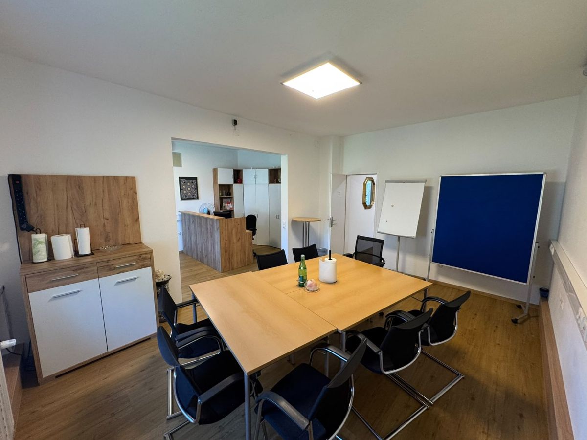 Besprechungstisch mit Stühlen und Sideboard