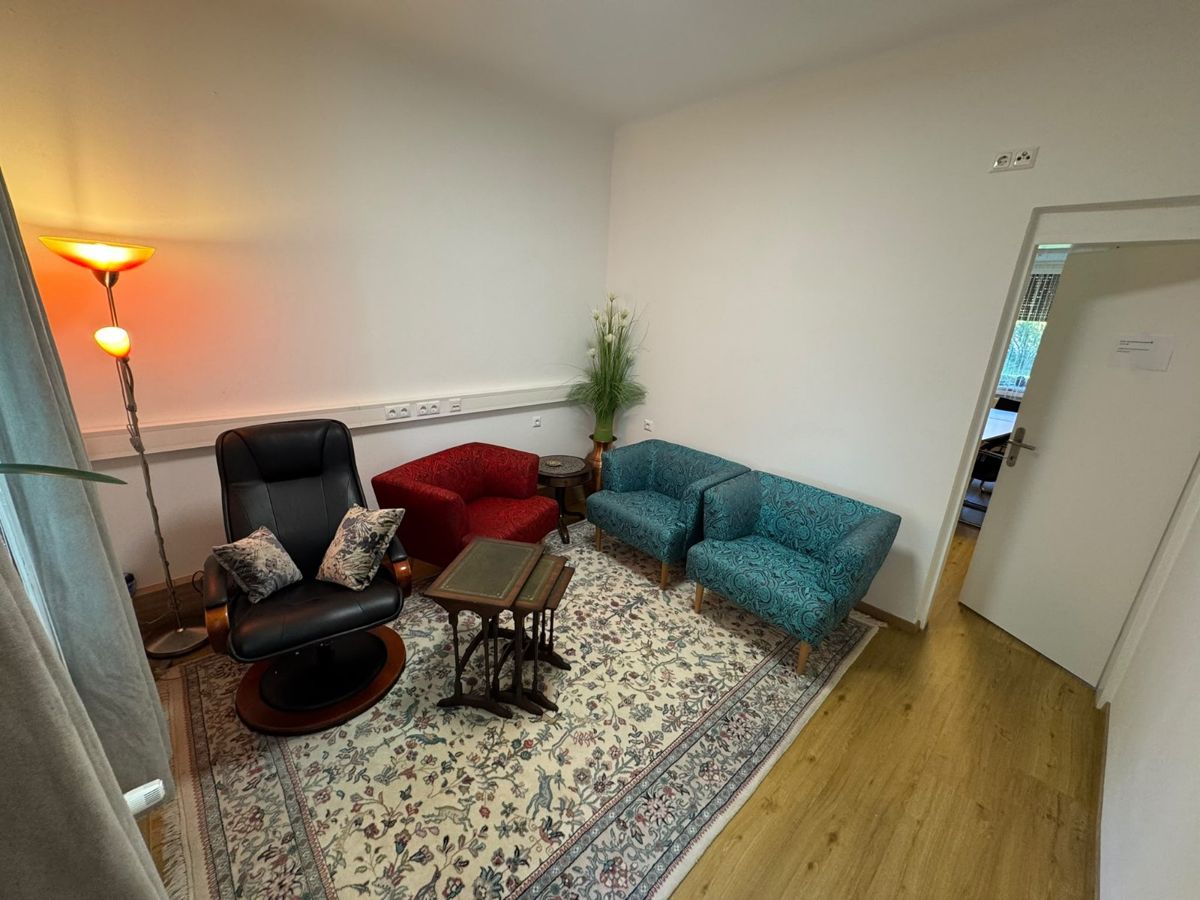 Gemütliche Sitzecke mit Sesseln und Sofa